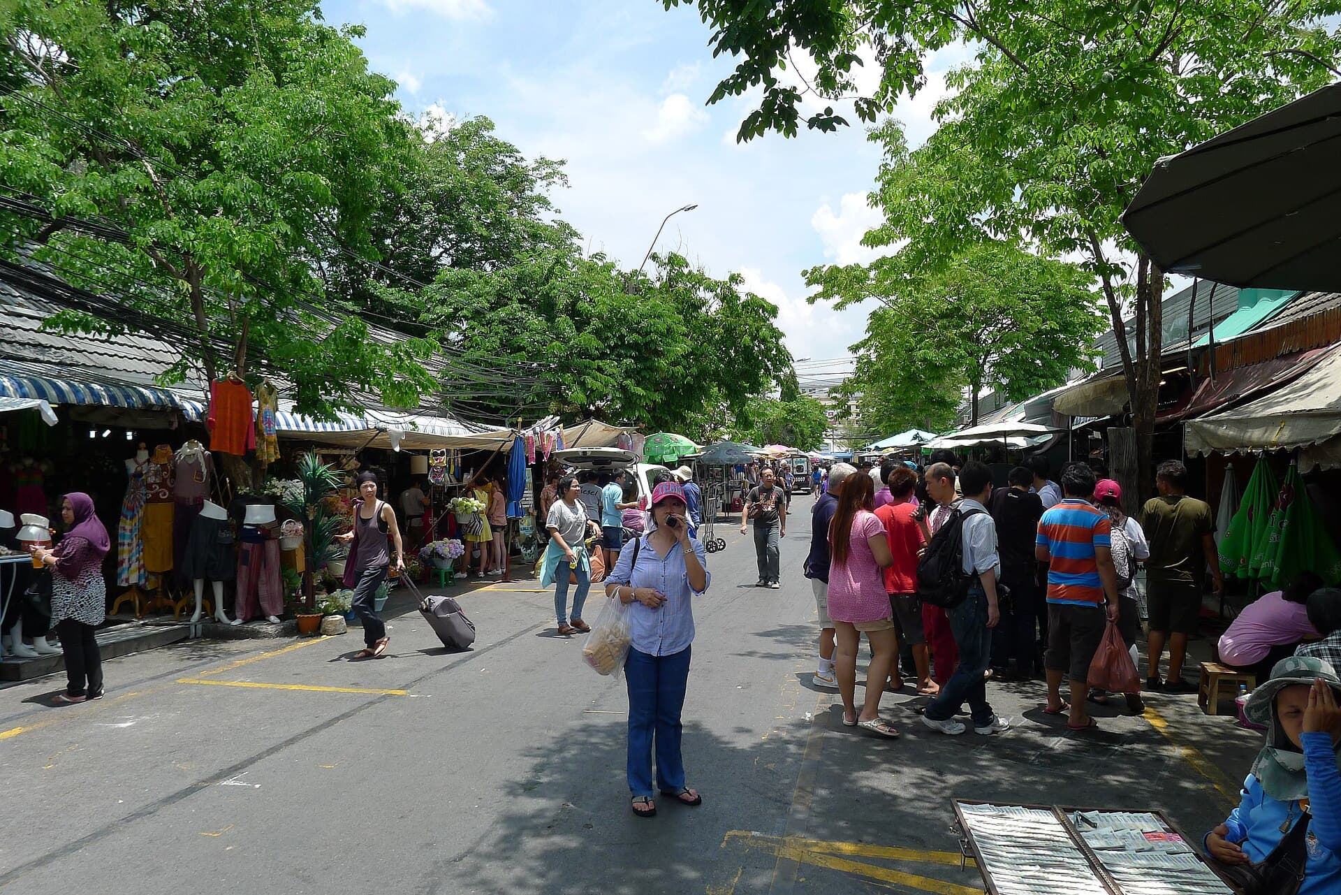 Crowded alleys of stalls at Chatuchak weekend market, Bangkok